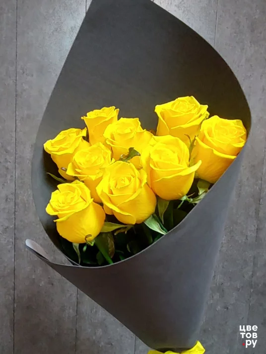 Букет из 9 жёлтых роз.