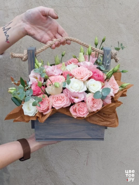 Деревянный ящик с цветами